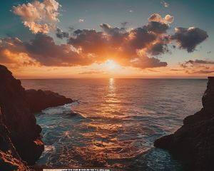 旅行vlog创作者在海边悬崖拍摄日落风光，金色光芒洒满海面，画面壮阔唯美，旅行内容代表性场景